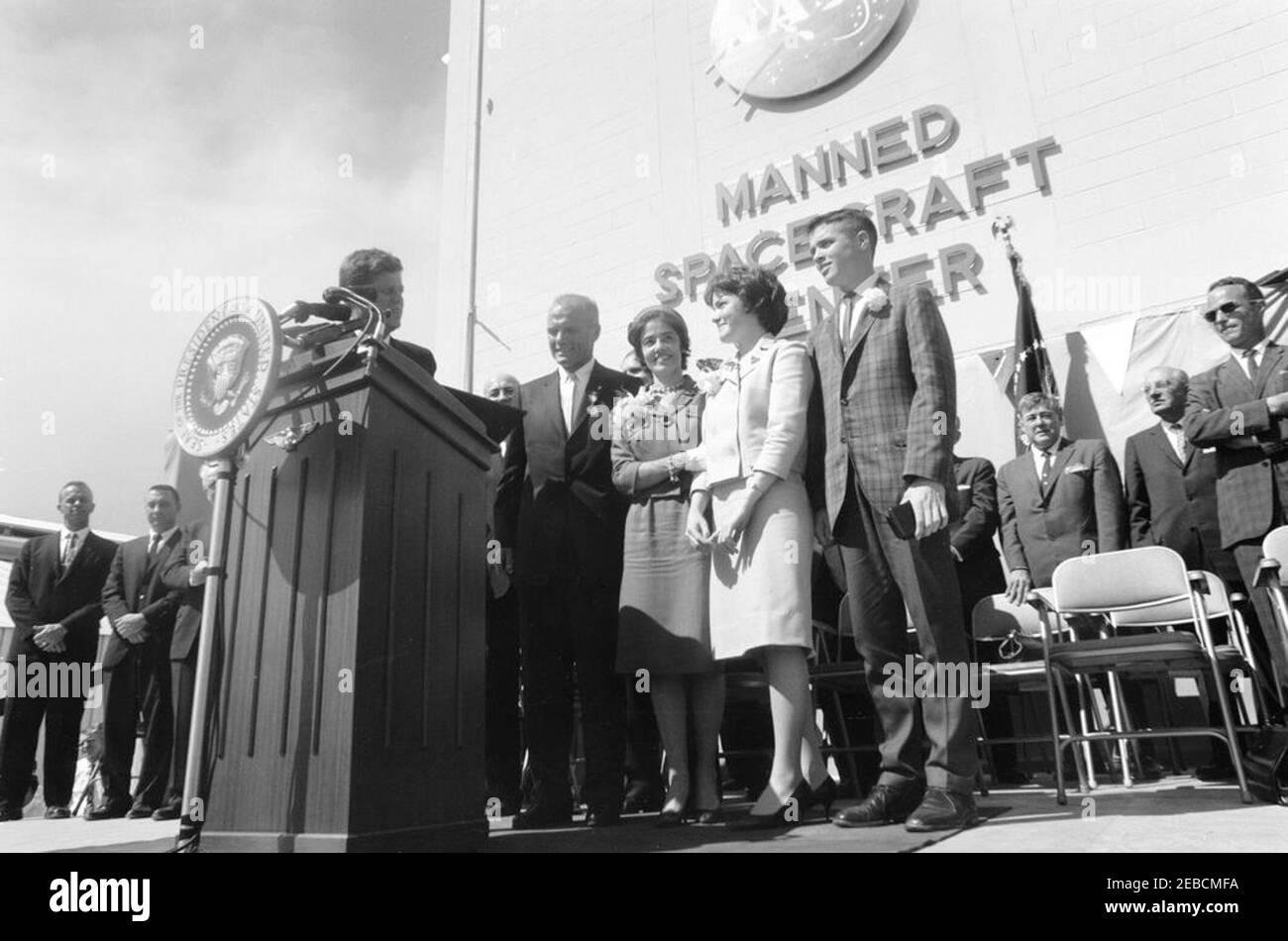 Presentazione della NASA (National Aeronautics and Space Administration) Distinguished Service Medal (DSM) all'astronauta John Herschel Glenn, Jr., a Cape Canaveral. L'astronauta tenente colonnello John H. Glenn, Jr. (A destra del leggio) si trova con sua moglie, Annie Glenn, figlia, Lyn Glenn, e il figlio, David Glenn, dopo aver ricevuto la Medaglia di Servizio NASA Distinguished dal presidente John F. Kennedy (al leggio) a Hangar u2018S,u2019 Cape Canaveral Air Force Station, Brevard County, Florida. Guardando sopra (L-R): Comandante dell'astronauta Alan B. Shepard, Jr., capitano dell'astronauta Virgil u201cGusu201d Grissom, Foto Stock