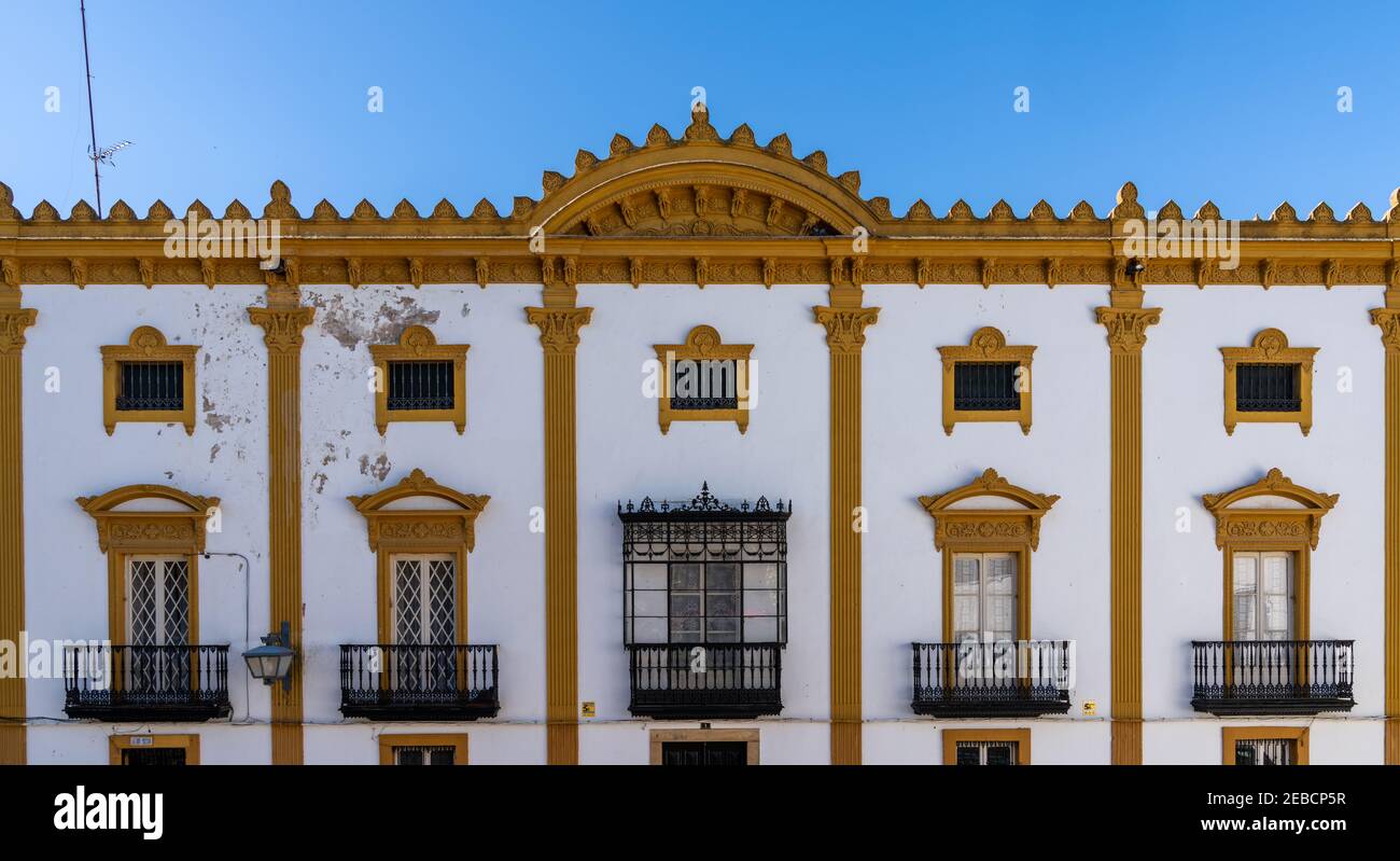 Un edificio di architettura di stile Spagnolo in bianco e giallo Centro di Zafra Foto Stock