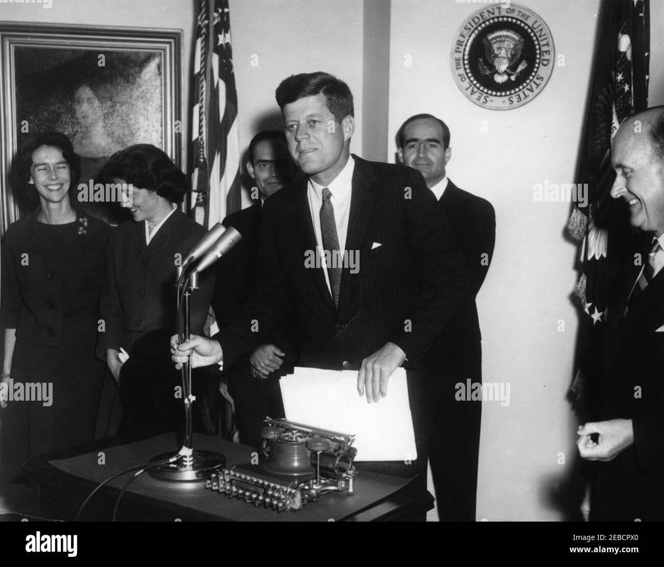 Presentazione della macchina da scrivere Woodrow Wilsonu0027s al presidente Kennedy per la White House Collection, ore 10. Il presidente John F. Kennedy riceve per la Casa Bianca una macchina da scrivere che apparteneva in precedenza al presidente Woodrow Wilson. L-R: Priscilla R. Grayson e Janet K. Grayson (ordine indeterminato); J. Gordon Grayson, della Banca Mondiale; Presidente Kennedy; William Grayson, della National Broadcasting Company (NBC); Presidente della Croce Rossa americana, Generale Alfred M. Gruenther. Fish Room, Casa Bianca, Washington, D.C. Foto Stock