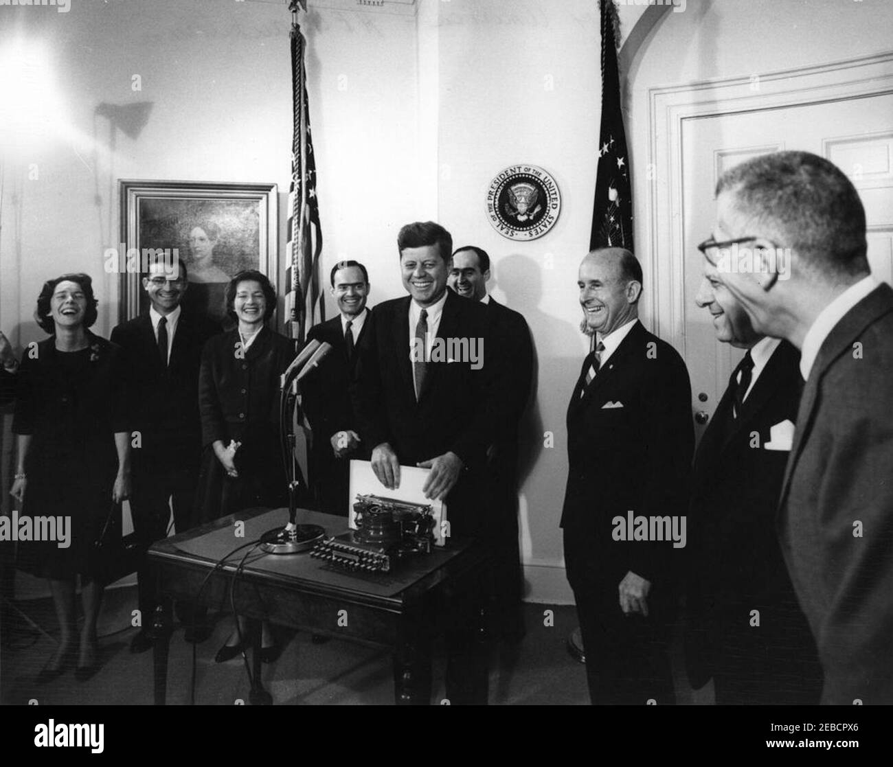 Presentazione della macchina da scrivere Woodrow Wilsonu0027s al presidente Kennedy per la White House Collection, ore 10. Il presidente John F. Kennedy riceve per la Casa Bianca una macchina da scrivere che apparteneva in precedenza al presidente Woodrow Wilson. L-R: Non identificato; amministratore del corpo della Pace, Dr. Cary Grayson, Jr.; non identificato; J. Gordon Grayson, della Banca Mondiale; Presidente Kennedy; William Grayson, della National Broadcasting Company (NBC), a parte; Presidente della Croce Rossa americana, Generale Alfred M. Gruenther; Fondatore del World Report US News u0026, David Lawrence; Redattore della Wilson Papers, Dr. Foto Stock