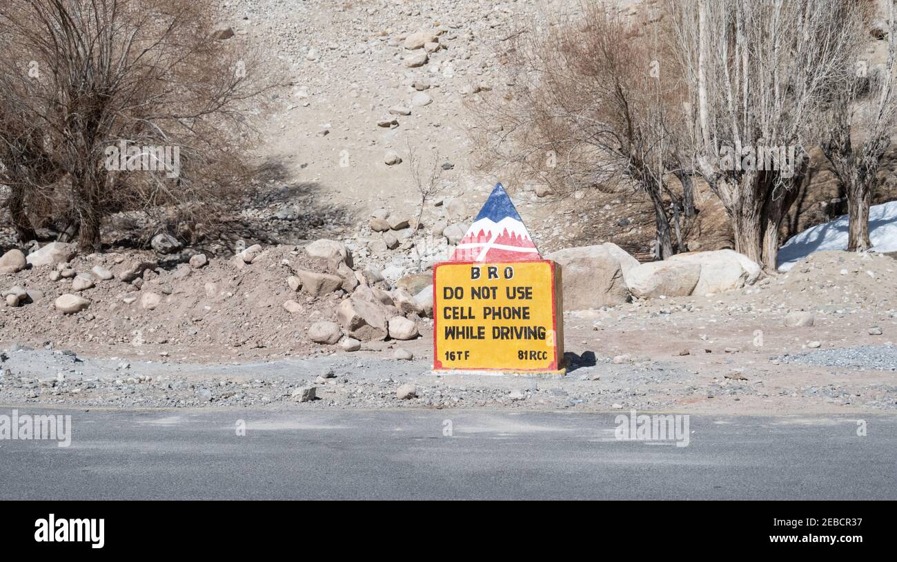 Segnale di avvertimento stradale, Ladakh, India del Nord Foto Stock