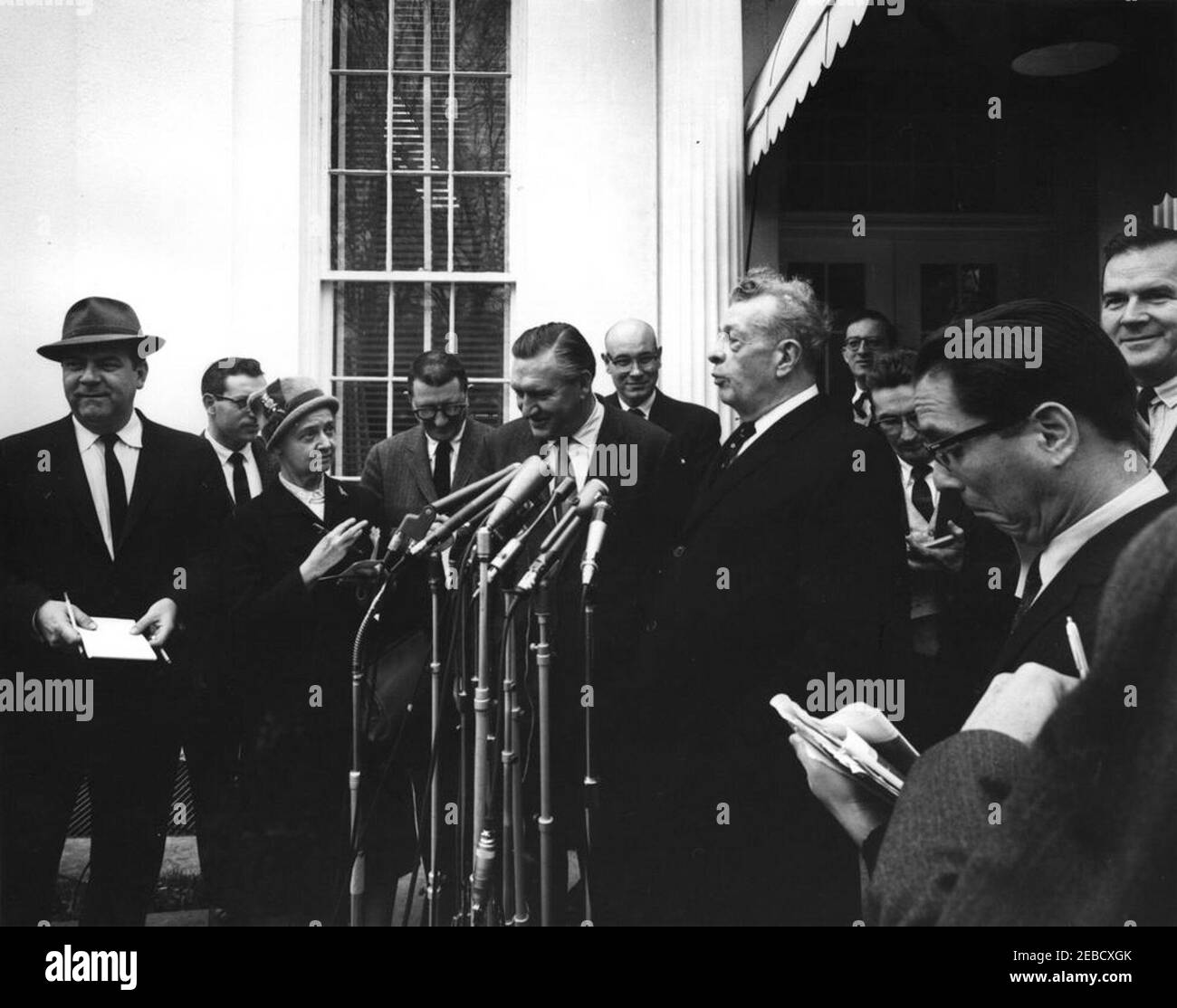 Colazione dei dirigenti del Congresso bipartisan, 8:45. Senatore Everett. M. Dirksen (Illinois) parla ai giornalisti riguardo alla colazione di leadership bi-partisan del Congresso. Il corrispondente di Washington per la Guy Gannet Publishing Company del Maine, May Craig, si trova terzo da sinistra. Entrata nord dell'ala Ovest, Casa Bianca, Washington, D.C. Foto Stock