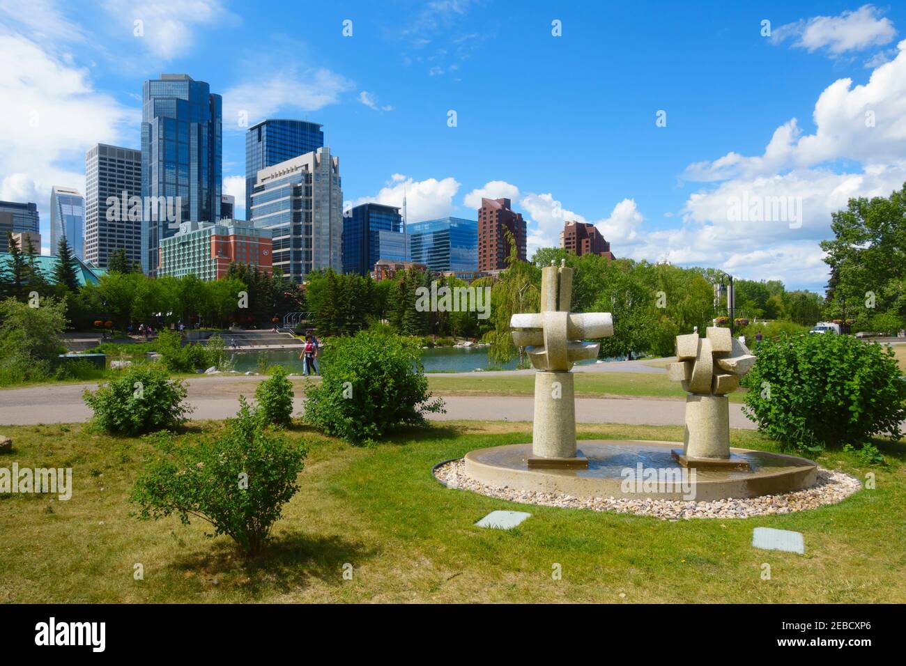 Skyline di Calgary da Prince's Island Park, Alberta, Canada. Gli scultpure sono fondazioni di Pot cracked di Katie Ohe. Foto Stock