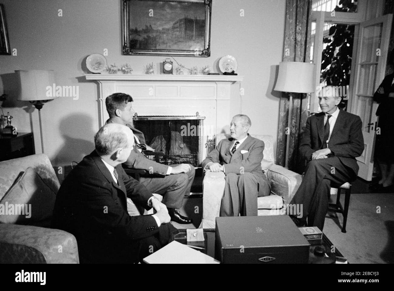 Viaggio a Bermuda: Incontro con Harold Macmillan, primo ministro della Gran Bretagna. Il presidente John F. Kennedy incontra il primo ministro della Gran Bretagna Harold Macmillan all'interno della Government House di Hamilton, Bermuda. L-R: Segretario DI Stato AMERICANO Dean Rusk; Presidente Kennedy; primo Ministro Macmillan; Ministro degli Affari Esteri britannico e conte di casa Alec Douglas-Home. Foto Stock