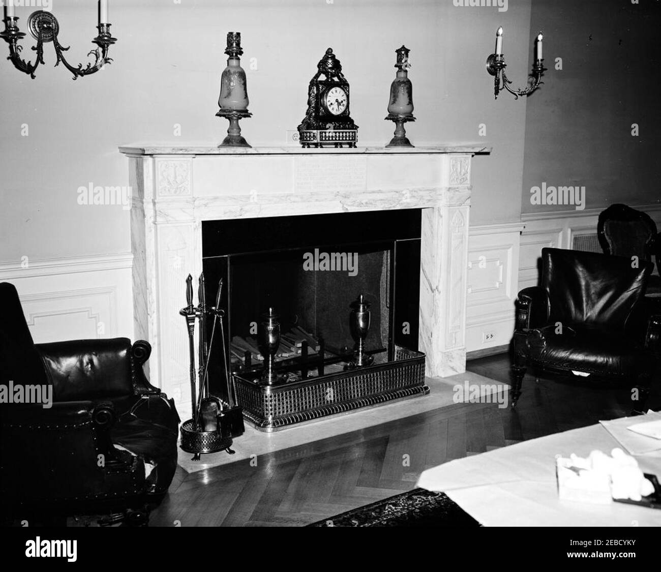 Mobili Casa Bianca. Mantel e camino nella stanza di Monroe (in seguito chiamata la stanza del Trattato), Casa Bianca, Washington, D.C. incisione sul mantello recita: U201cQuesta stanza è stata usata per le riunioni del gabinetto durante l'amministrazione del presidente Johnson. Esso continuò ad essere utilizzato fino all'anno in cui l'MCMII fu firmato il trattato di pace con la Spagna.u0022 Foto Stock