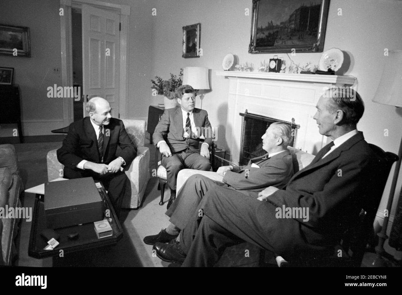 Viaggio a Bermuda: Incontro con Harold Macmillan, primo ministro della Gran Bretagna. Il presidente John F. Kennedy incontra il primo ministro della Gran Bretagna Harold Macmillan all'interno della Government House di Hamilton, Bermuda. L-R: Segretario DI Stato AMERICANO Dean Rusk; Presidente Kennedy; primo Ministro Macmillan; Ministro degli Affari Esteri britannico e conte di casa Alec Douglas-Home. Foto Stock