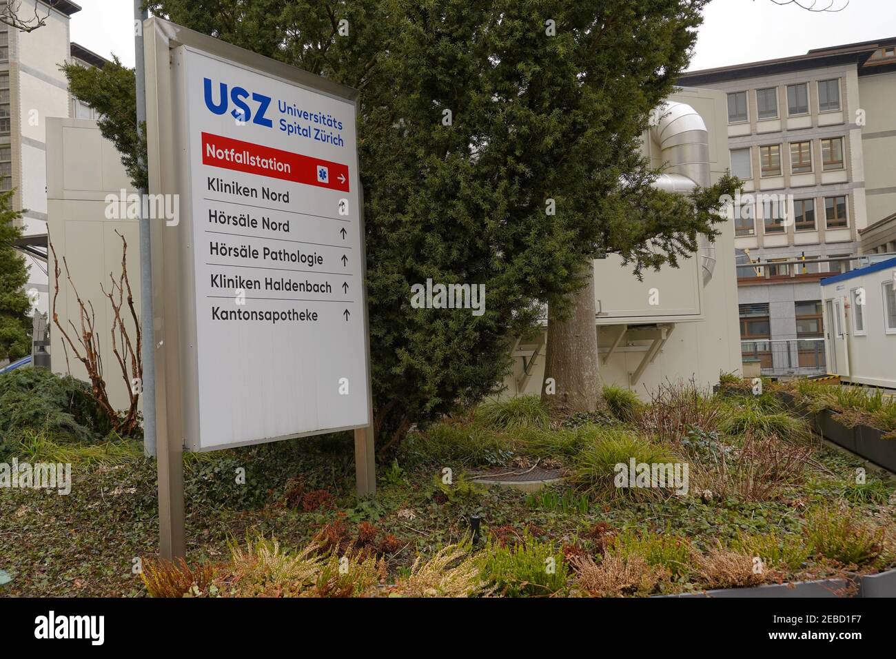 Cartello di pronto soccorso o direzione E.R. all'Ospedale Universitario di  Zurigo con l'edificio stesso sullo sfondo. Le indicazioni sono in tedesco  Foto stock - Alamy