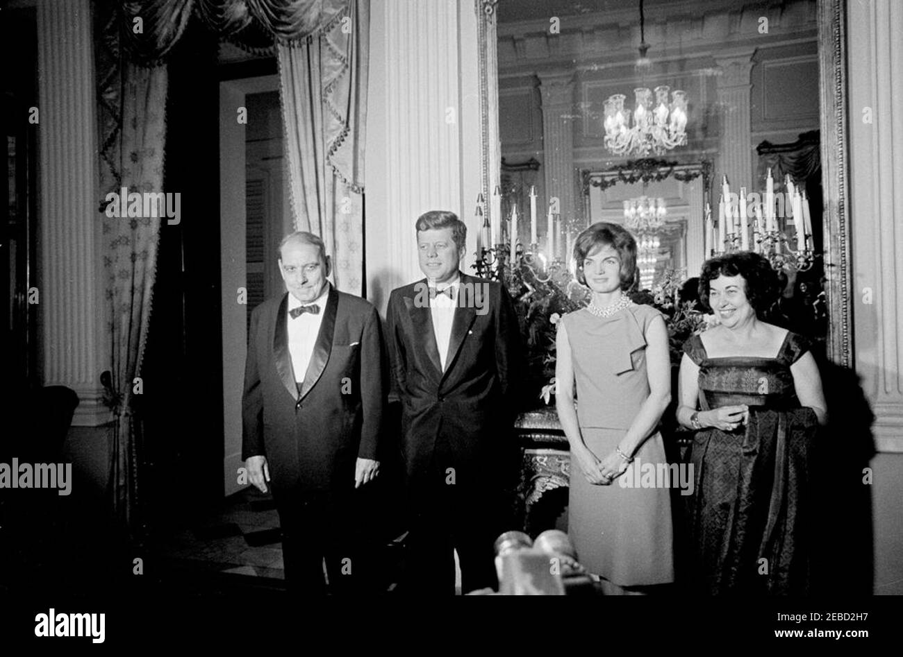 Viaggio in Sud America: Puerto Rico, cena al Governatore Muu00f1oz Maru00edn villa a San Juan, 20:00 PM. Il presidente John F. Kennedy e la First Lady Jacqueline Kennedy presenziano ad una cena presso il palazzo del Governoru2019s (la Fortaleza) a San Juan, Porto Rico. Governatore di Porto Rico Luis Muu00f1oz Maru00edn, si trova a sinistra; la prima Signora di Porto Rico Inu00e9s Mendoza si trova a destra. Foto Stock