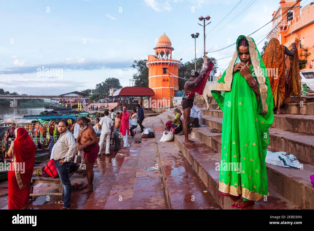 Chitrakoot, Madhya Pradesh, India : UNA donna in un variopinto sari verde si trova a Ramphat sul fiume Mandakini, dove durante il loro periodo di esilio Signore R. Foto Stock