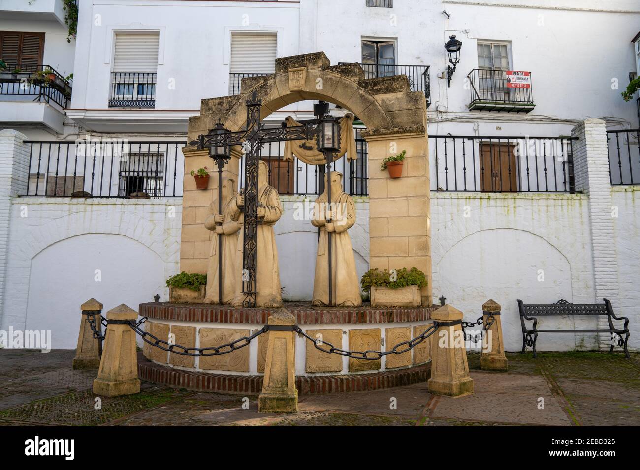 Arcos de la Frontera, Spagna - 28 gennaio 2021: fontana e statue dell'Inquisizione spagnola nel centro storico di Arcos de la Frontera Foto Stock