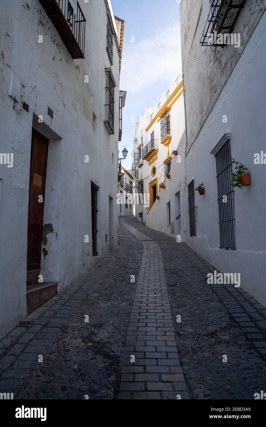 Arcos de la Frontera, Spagna - 28 gennaio 2021: Strada stretta nel centro storico di Arcos de la Frontera Foto Stock