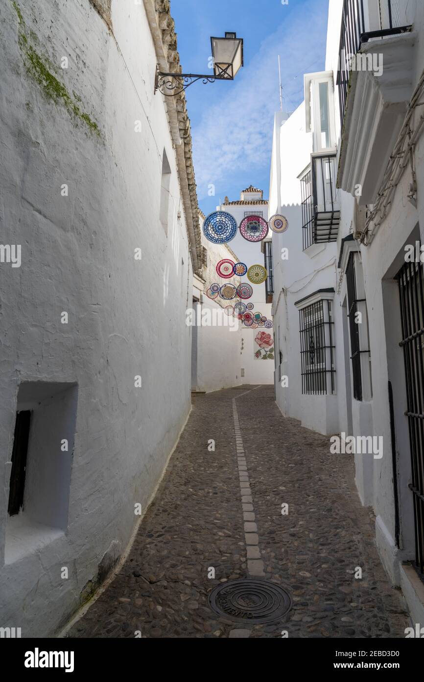 Arcos de la Frontera, Spagna - 28 gennaio 2021: Strada stretta nel centro storico di Arcos de la Frontera Foto Stock