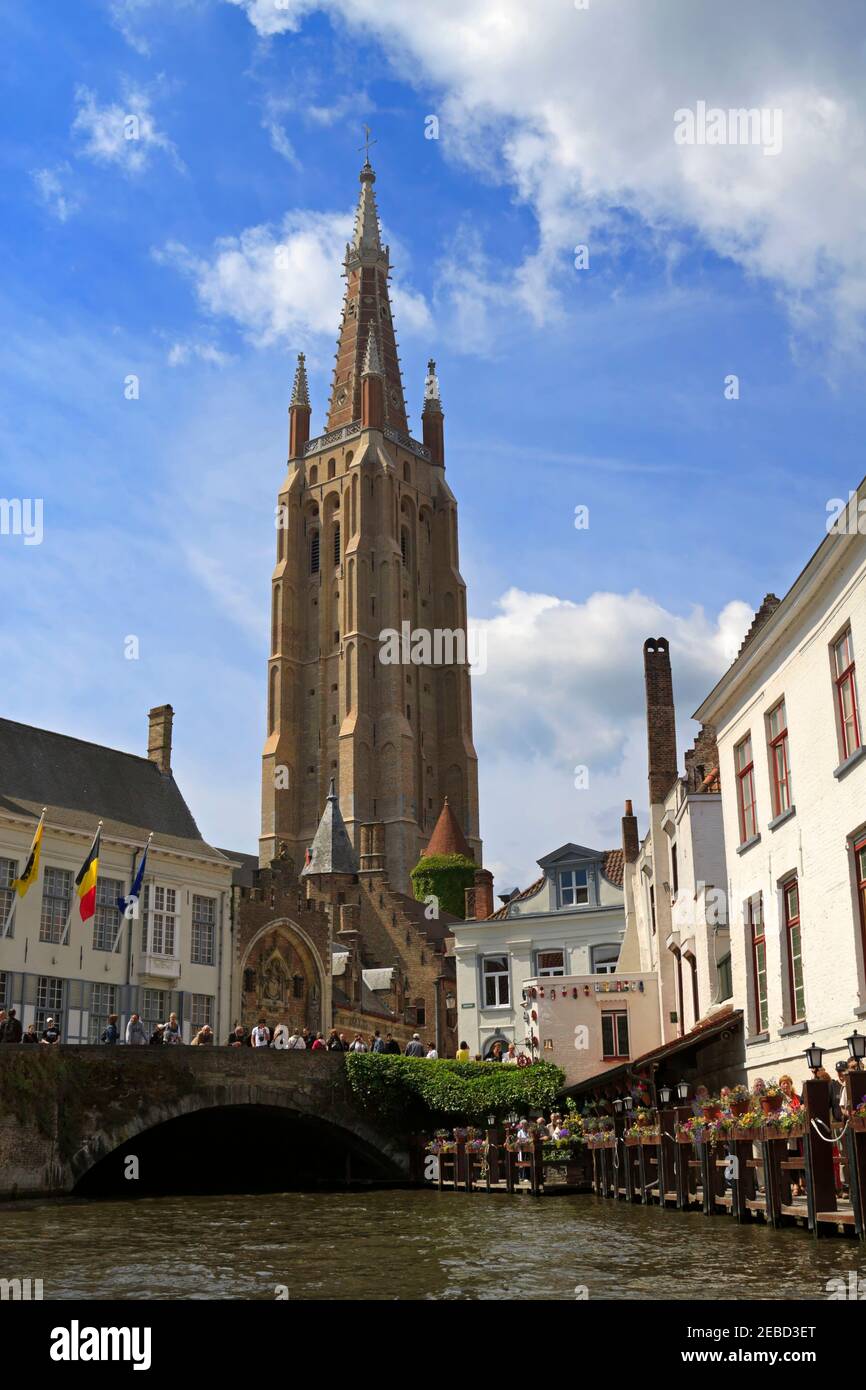 Chiesa di nostra Signora torre dal canale Dijver, Bruges, Belgio. Il campanile di Notre Dame è alto 400 metri. Foto Stock