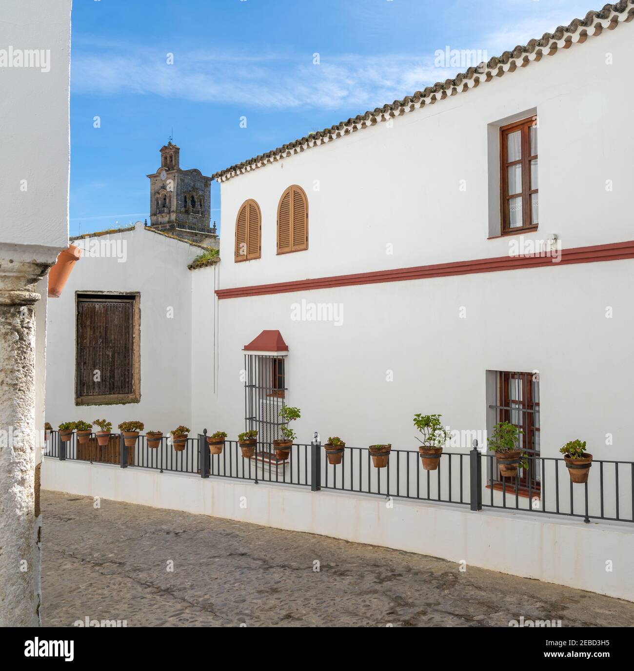 Arcos de la Frontera, Spagna - 27 gennaio 2021: Edifici in stile architettonico spagnolo con pareti bianche e vasi di fiori Foto Stock
