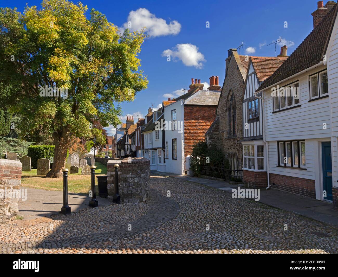 Piazza della chiesa, segale, Sussex. Uno dei pittoreschi vicoli in ciottoli nella storica cittadina di segale. Foto Stock