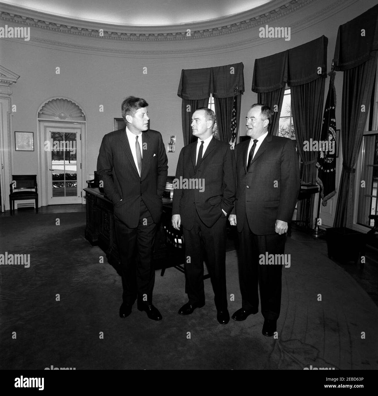 Incontro con il Senatore Hubert H. Humphrey, Jr. (Minnesota), 10:37. Il presidente John F. Kennedy e il senatore Hubert H. Humphrey del Minnesota (a destra) visita con il reverendo Sidney W. Goldsmith Jr. (Centro), il rettore e il direttore generale della Shattuck School a Faribault, Minnesota. Ufficio ovale, Casa Bianca, Washington, D.C. Foto Stock