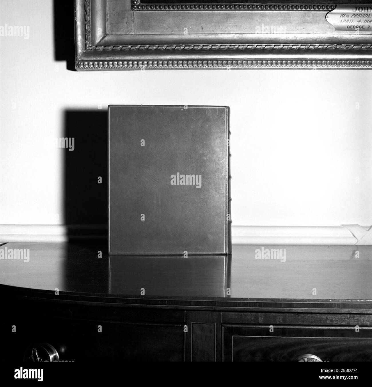 Prenota con le iniziali del presidente Kennedyu0027s. Vista di un libro in piedi su un tavolo. Non sono visibili nell'immagine le iniziali del presidente John F. Kennedyu2019s (u201cJ.F.K. U201d) impressi sulla copertina e u201c1955-1958u201d sulla colonna vertebrale. Foto Stock