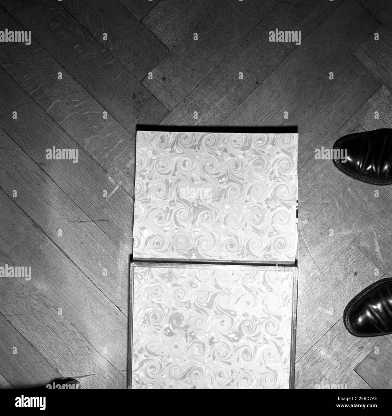 Prenota con le iniziali del presidente Kennedyu0027s. Vista di un libro che giace aperto sul pavimento. Non sono visibili nell'immagine le iniziali del presidente John F. Kennedyu2019s (u201cJ.F.K. U201d) impressi sulla copertina e u201c1955-1958u201d sulla colonna vertebrale. Foto Stock