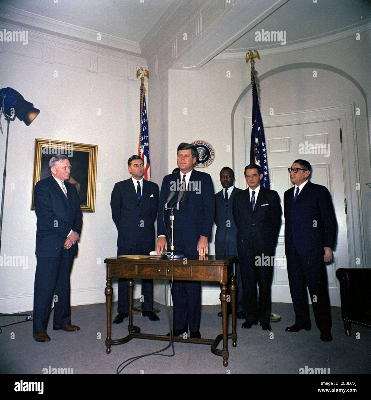 Presentazione del Parvin Award [Dag Hammarskju00f6ld Memorial], 16:15. Il presidente John F. Kennedy (in piedi ai microfoni) commenta la cerimonia di premiazione della Fondazione Albert Parvin in occasione della fondazione Dag Hammarskju00f6ld Presidente del Governo e del diritto presso la Scuola Nazionale di diritto di Leopoldville (Repubblica Democratica del Congo). William O. Douglas, il capo della giustizia associato della Corte Suprema degli Stati Uniti, si trova all'estrema sinistra; il Dott. Jaime Benu00edtez, direttore della Fondazione Parvin, è secondo dalla destra. Alla cerimonia partecipano anche Albert Parvin, fou Foto Stock