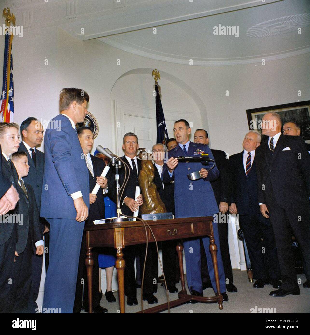 Presentazione del Trofeo Internazionale Harmon 1961 per Aviatori, ore 12. Il maggiore Robert M. White presenta al presidente John F. Kennedy un modello dell'aeromobile X-15 alla presentazione del Trofeo Internazionale Harmon 1961 per Aviatori a Major White, A. Scott Crossfield e Joseph A. Walker. (L-R) Thomas Scott Crossfield e Paul Scott Crossfield (figli di A. Scott Crossfield); Joseph V. Charyk, sotto Segretario dell'Aeronautica militare; il presidente Kennedy; A. Scott Crossfield; Joseph A. Walker; Alexander P. de Seversky; Major White; il colonnello Ansel E. Talbert; il colonnello Bernt Balchen; William E. Schram Foto Stock