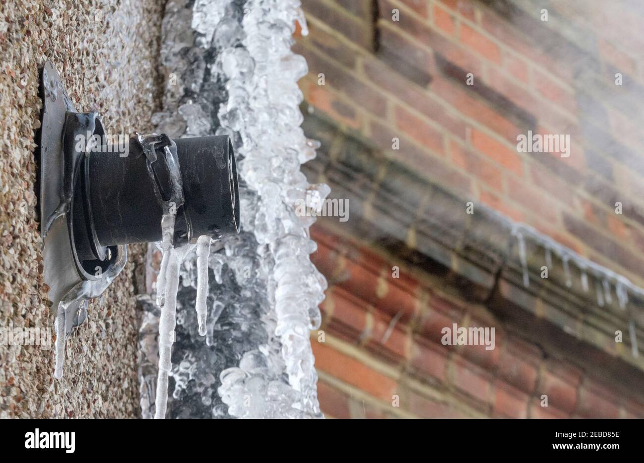 Caldaia a riscaldamento centralizzato che emette vapore durante la giornata invernale di congelamento, Regno Unito. Foto Stock