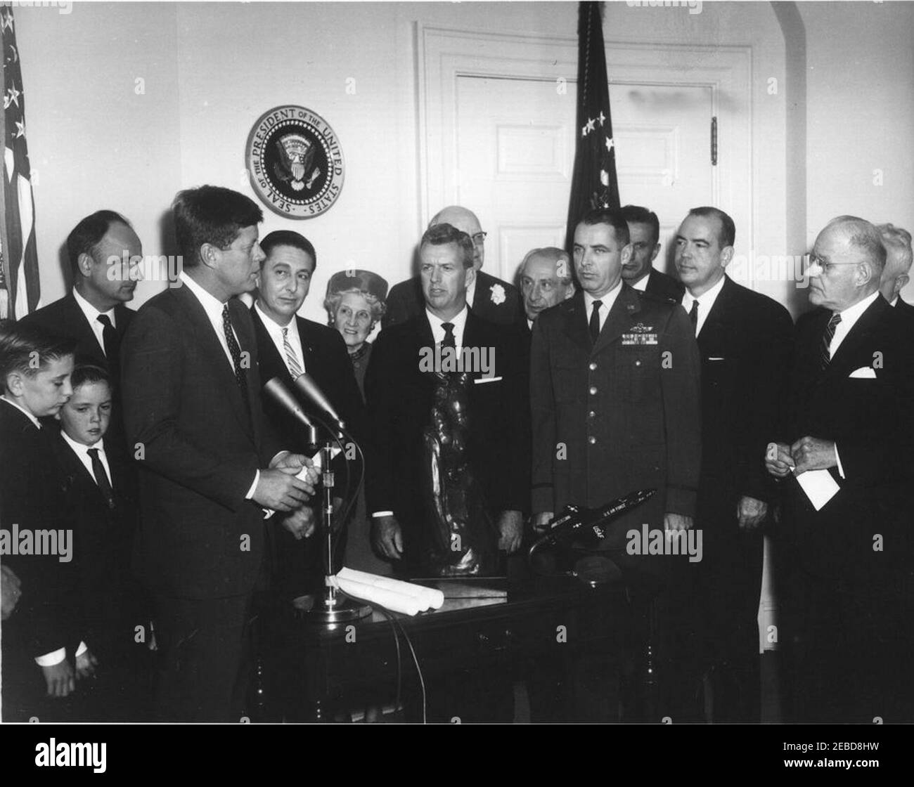 Presentazione del Trofeo Internazionale Harmon 1961 per Aviatori, ore 12. Il presidente John F. Kennedy presenta il Trofeo Internazionale Harmon 1961 per gli Aviatori ad A. Scott Crossfield, Joseph A. Walker e il maggiore Robert M. White. (L-R) Thomas Scott Crossfield e Paul Scott Crossfield (figli di A. Scott Crossfield); Joseph V. Charyk, sotto Segretario dell'Aeronautica militare; presidente Kennedy; A. Scott Crossfield; donna non identificata; Joseph A. Walker; uomo non identificato; maggiore Alexander P. de Seversky; maggiore Robert M. White; uomo non identificato; colonnello Ansel E. Talbert; William E. Schramek; colonnello Bernt B. Foto Stock