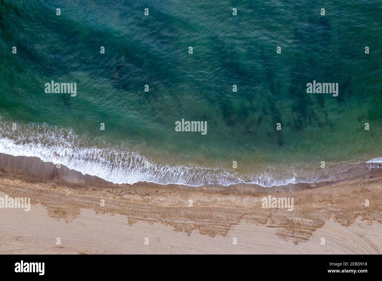 Acque calme del Mar Mediterraneo su una spiaggia in Andalusia Foto Stock