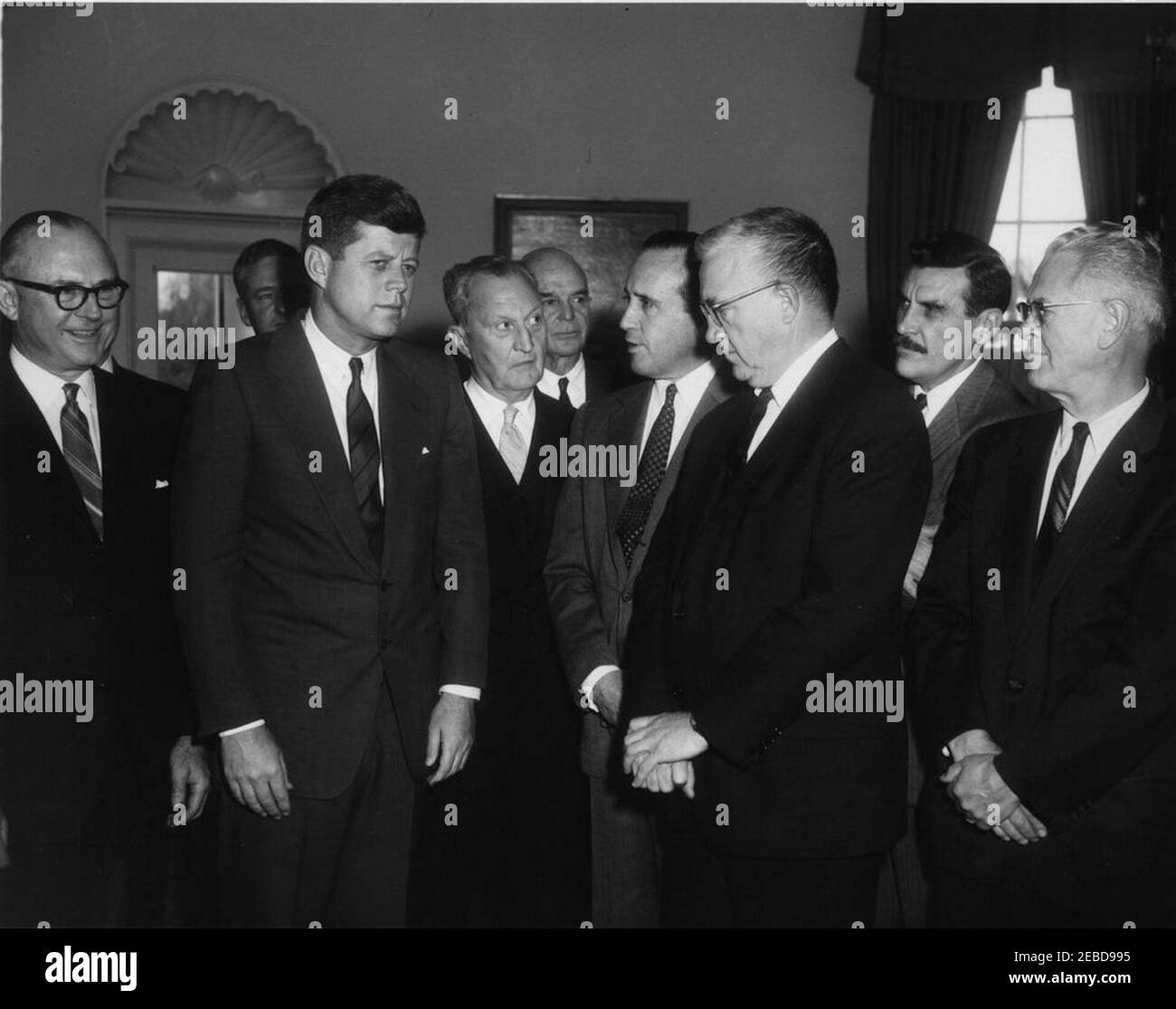 Incontro con il Comitato Citizensu0027 per una politica commerciale nazionale, ore 12. Il presidente John F. Kennedy incontra i membri del Comitato per la politica commerciale nazionale. Prima fila (L-R): Sidney A. Swensrud; presidente Kennedy; William Benton, presidente del comitato; H.J. Heinz, II. Tutti gli altri non identificati. Ufficio ovale, Casa Bianca, Washington, D.C. Foto Stock