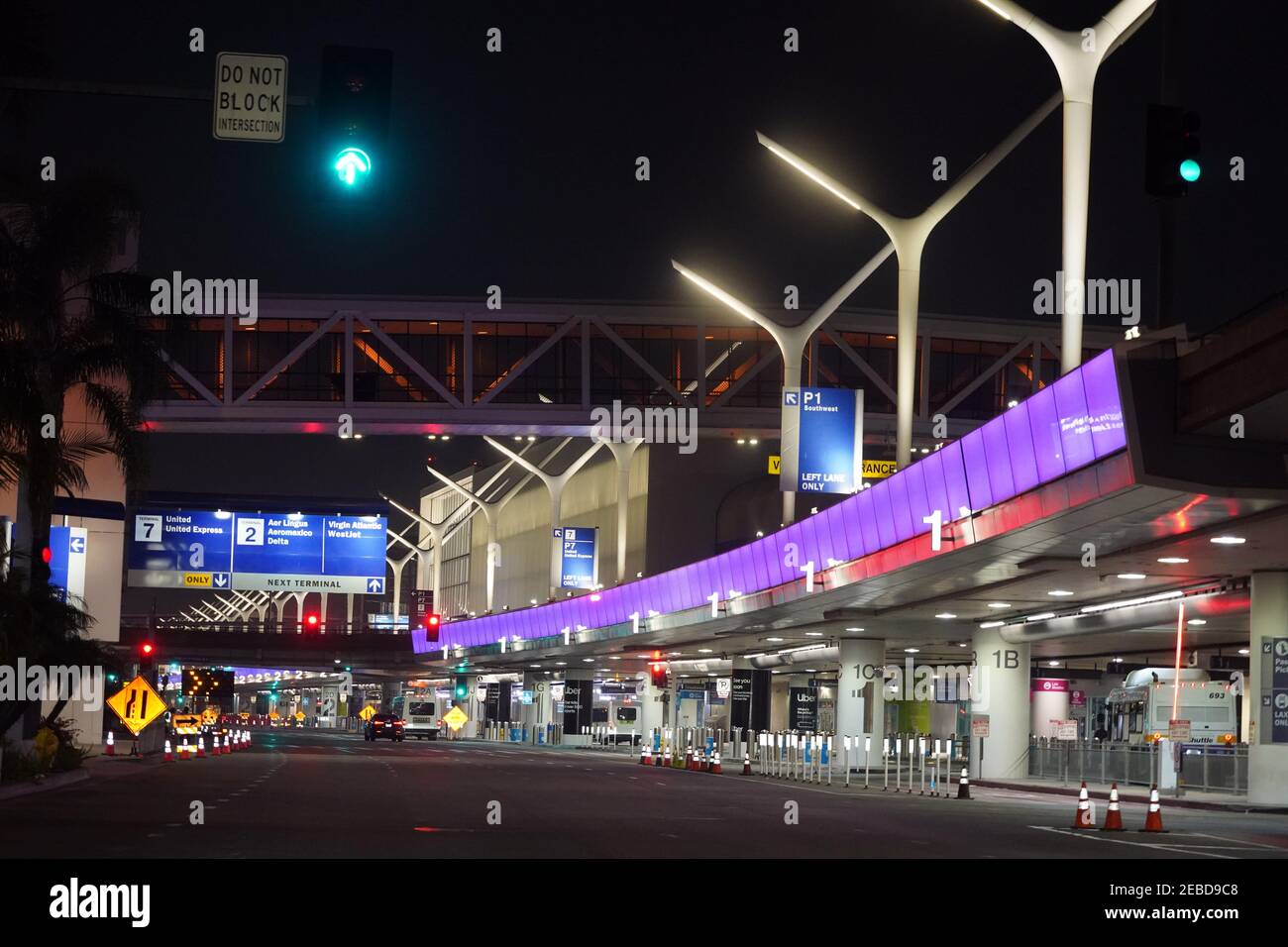 Un livello di partenze vuoto al Terminal 1 dell'Aeroporto Internazionale di Los Angeles, Domenica 7 Febbraio 2021, a Los Angeles. Foto Stock