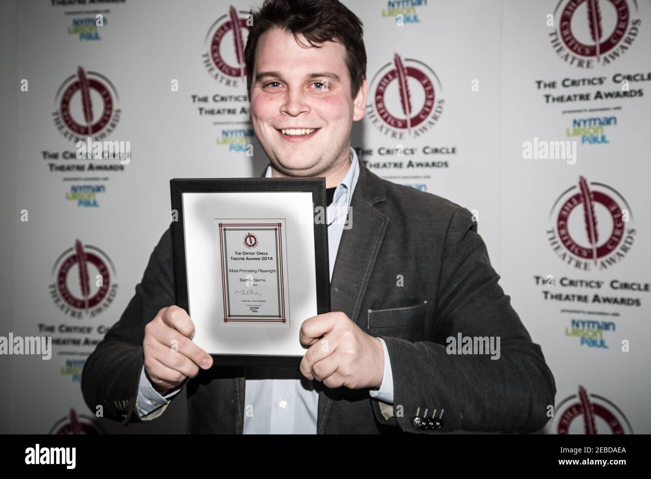 Barney Norris dopo aver ricevuto il suo più promettente premio playwright per I visitatori del Critics' Circle Theatre Awards 2014 al Prince of Wales Theat Foto Stock