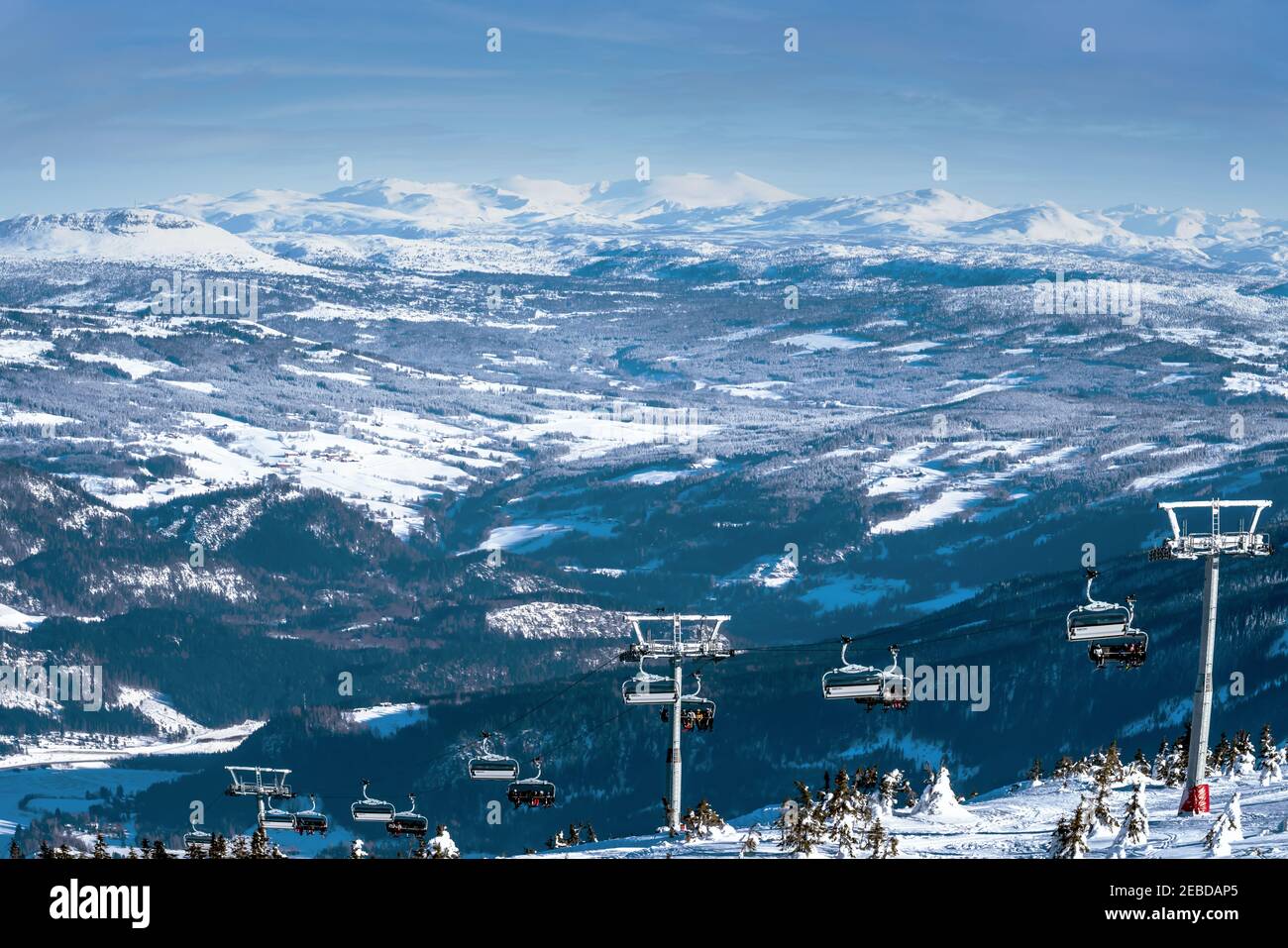 Vista panoramica su una stazione sciistica con persone in seggiovia. Foto Stock