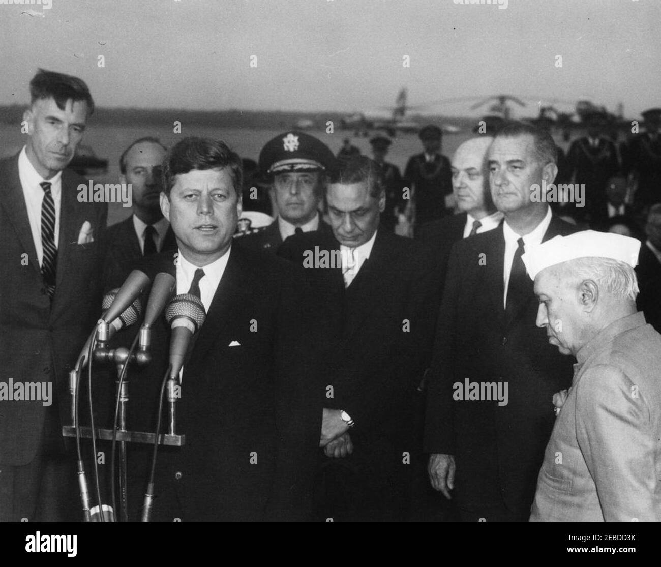 Cerimonia di arrivo per Jawaharlal Nehru, primo Ministro dell'India, 16:20. Il presidente John F. Kennedy ha pronunciato un discorso durante le cerimonie di arrivo per il primo ministro indiano Jawaharlal Nehru. (L-R) Ambasciatore degli Stati Uniti in India John Kenneth Galbraith; Capo del Dipartimento di Stato del protocollo Angier Biddle Duke; Presidente Kennedy; Presidente dei Capi congiunti del personale Generale Lyman Lemnitzer; Ambasciatore Indiano negli Stati Uniti B.K. Nehru; Segretario di Stato Dean Rusk; Vice Presidente Lyndon B. Johnson; primo Ministro Nehru. Andrews Air Force base, Maryland. Foto Stock