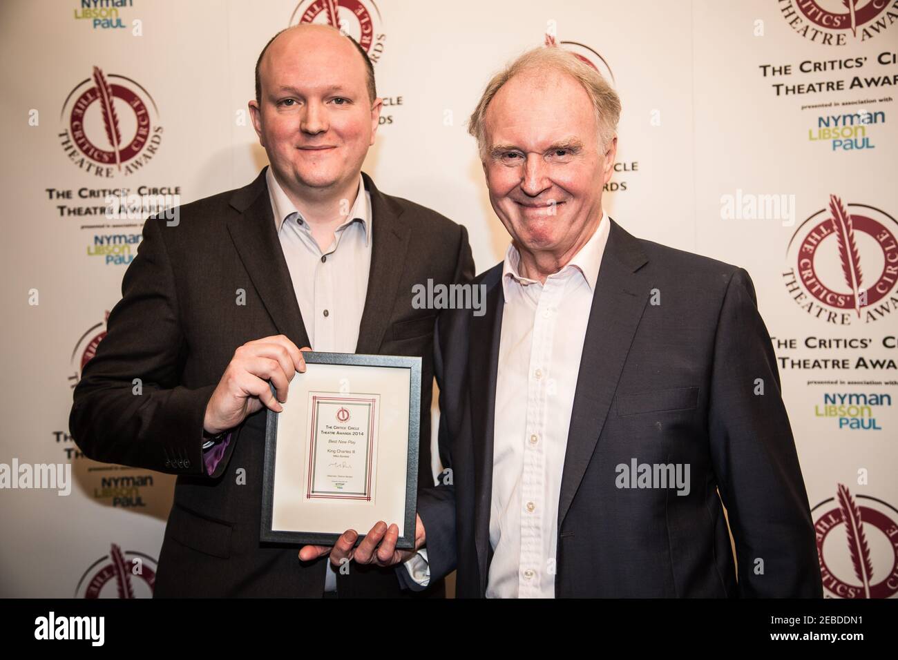 Mike Bartlett (a sinistra) e Tim Pigott-Smith dopo aver ricevuto il premio Per il miglior nuovo gioco per King Charles III al Premio del Teatro del Circolo dei critici 2014 Foto Stock