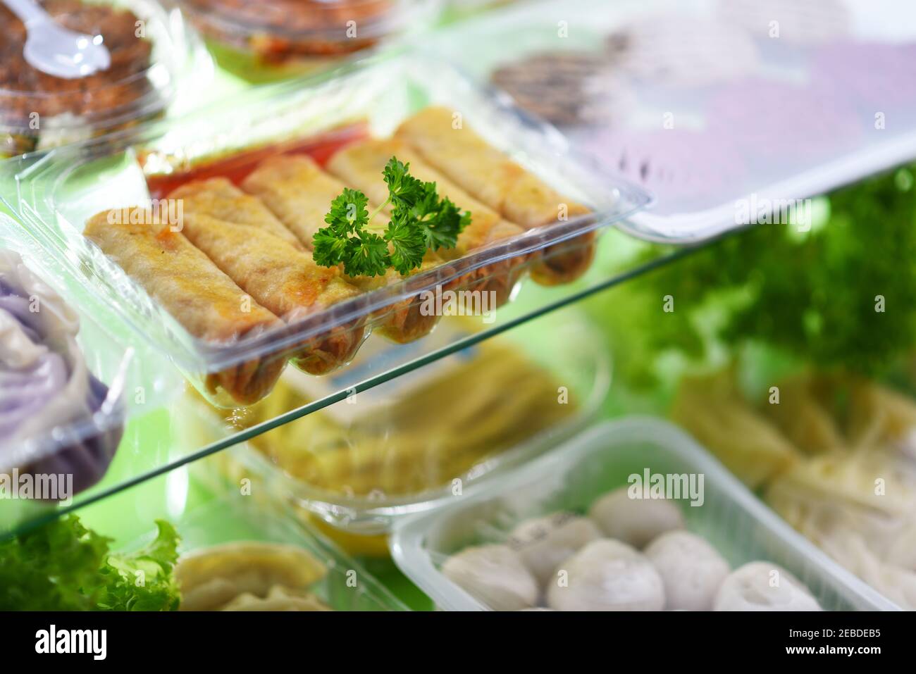 Una varietà di prodotti alimentari preconfezionati in scatole di plastica. Foto Stock