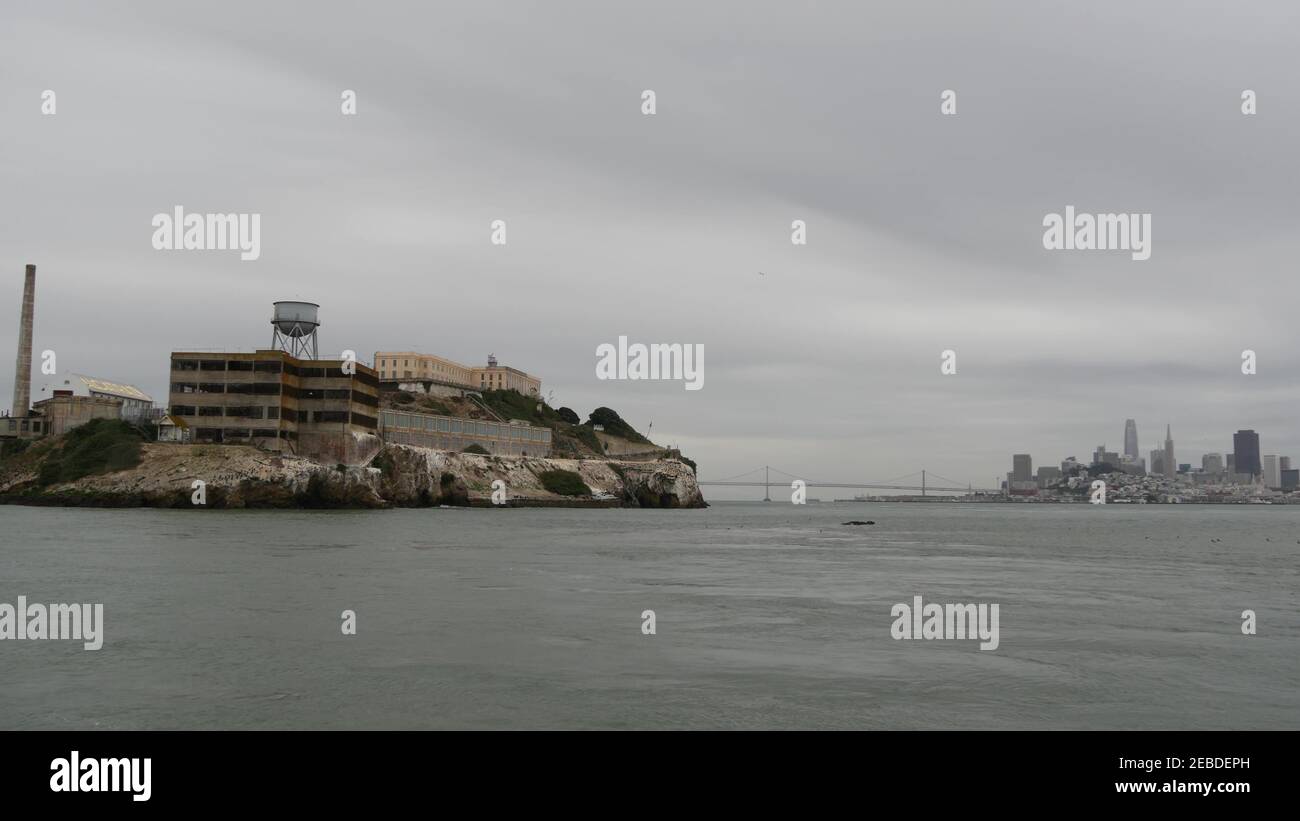 Isola di Alcatraz nella Baia di San Francisco, California Stati Uniti. Prigione federale per gangster su roccia, tempo foggy. Prigione storica, scogliera nel nebby porto nuvoloso Foto Stock