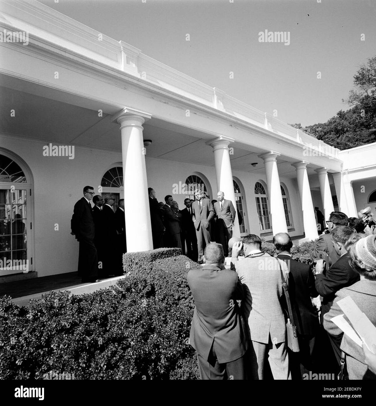 Visita del Panel sul ritardo mentale, 12:00 PM. Il presidente John F. Kennedy incontra i membri del gruppo di esperti del Presidente sul ritardo mentale del 2019. La fotografia include il Dott. Robert E. Cooke (ritorno alla macchina fotografica, a destra della colonna di sinistra); Abraham Ribicoff, Segretario di Salute, Educazione, e Welfare (a destra del Dott. Cooke); il Presidente Kennedy (secondo da destra); il Dott. Leonard Mayo; il Dott. Lloyd M. Dunn; altri non identificati. Rose Garden, Casa Bianca, Washington, D.C. Foto Stock