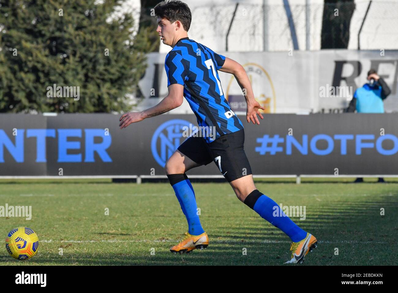 Milano, Italia. 11 febbraio 2021. Niccolò Squizzato (7) di Inter U-19 visto durante la partita campione Primavera 1 tra Inter e Roma al Centro di sviluppo Giovanile del Sole di Milano. (Foto: Gonzales Photo – Tommaso Fimiano). Foto Stock