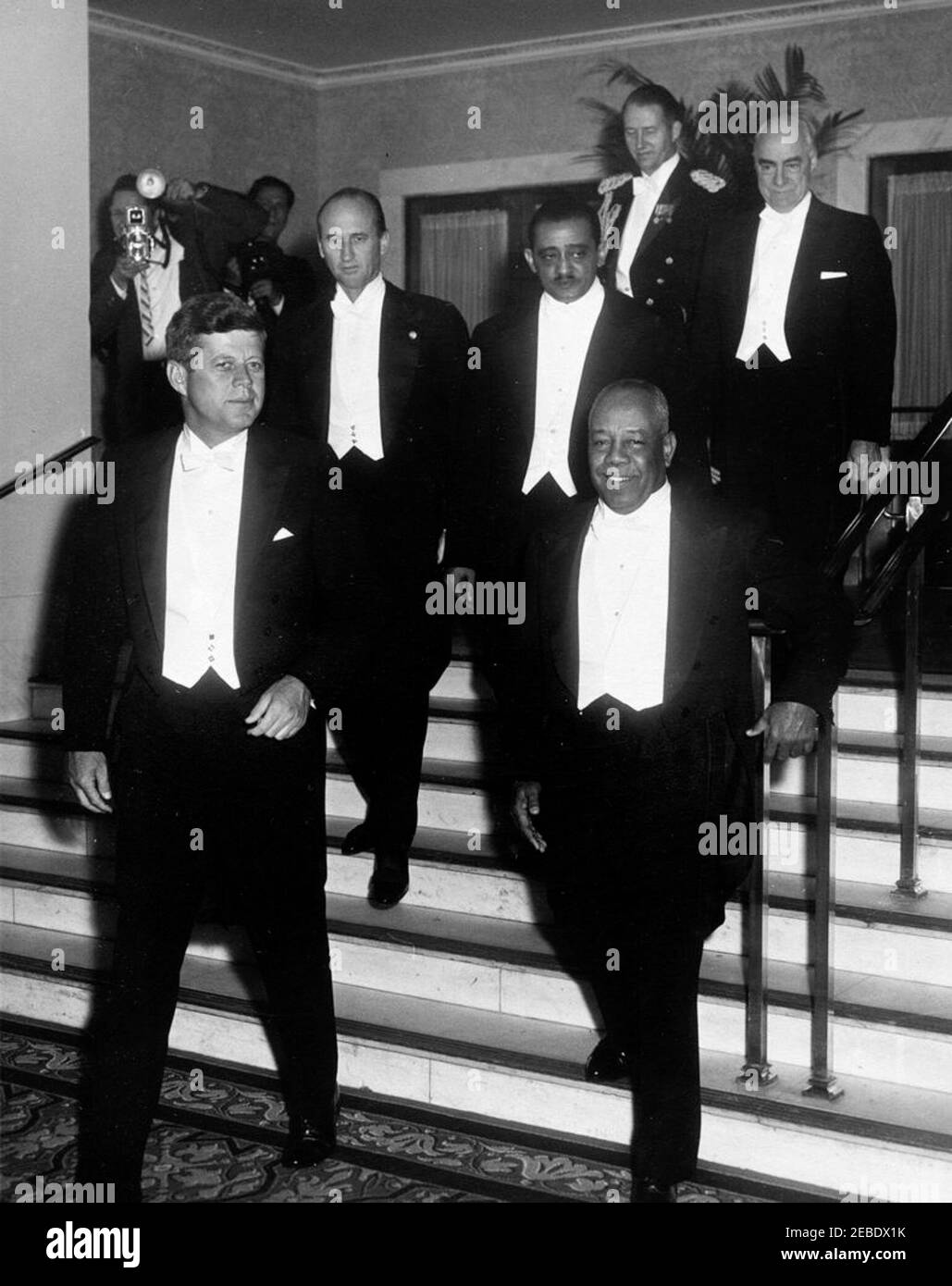 Cena in onore del presidente Kennedy data da El Ferik Ibrahim Abboud, presidente del Sudan, al Mayflower Hotel, rnWashington, D.C., 8:30 PMrn. Cena in onore del presidente John F. Kennedy, data da El Ferik Ibrahim Abboud, presidente del Sudan. Prima fila (L u2013 R): Presidente Kennedy; Presidente Abboud. Seconda fila: Capo del protocollo Angier Biddle Duke; Dr. Osman Hadari, Ambasciatore del Sudan. Terza fila: Militare Aide al presidente generale Chester V. Clifton; uomo non identificato. Fotografi in background. Mayflower Hotel, Washington, D.C. Foto Stock