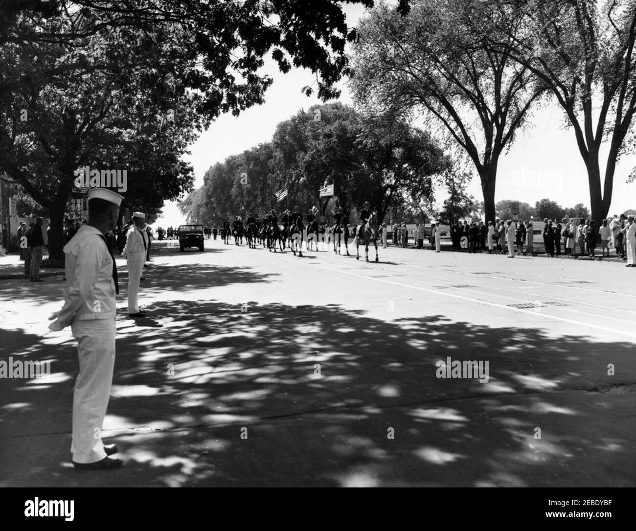 Cerimonia di arrivo per El Ferik Ibrahim Abboud, presidente del Sudan alle 11:45. Arrivo cerimonie motorcade per El Ferik Ibrahim Abboud, presidente del Sudan. Unità di cavalleria e spettatori. Washington, D.C. Foto Stock