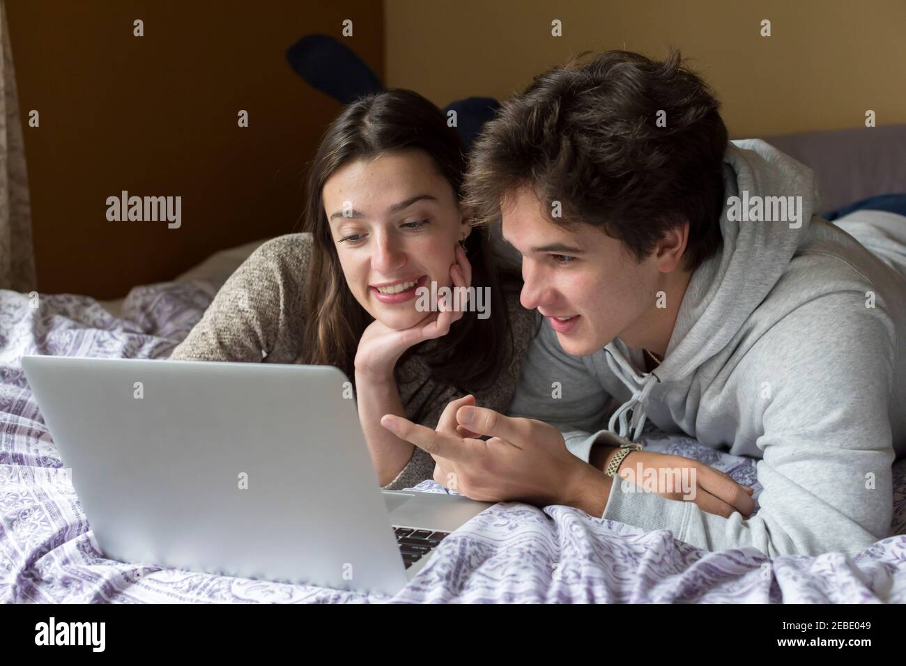 Un maschio e una studentessa caucasica lavora su un computer portatile insieme Foto Stock