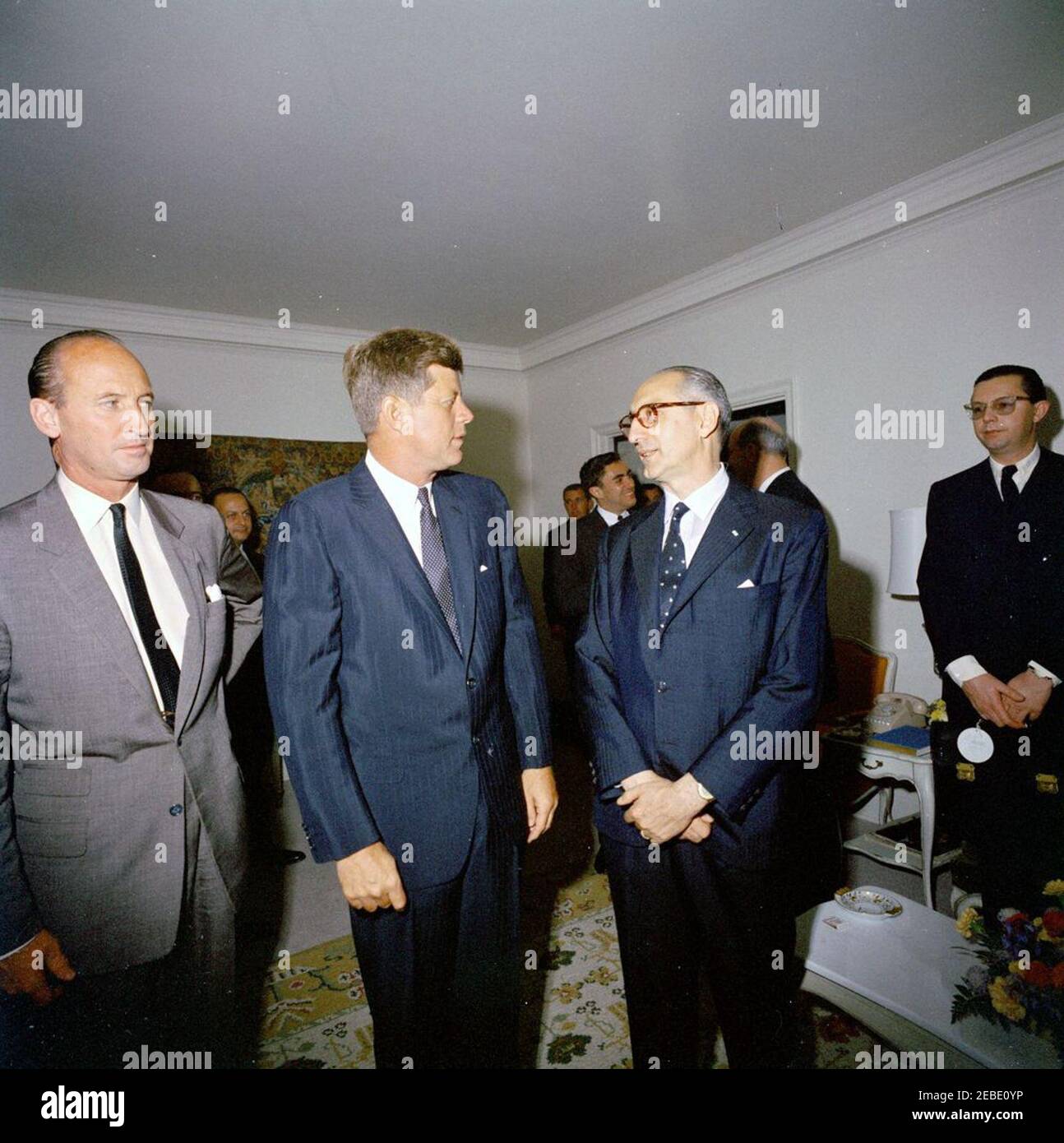 Viaggio a New York: Incontro con Arturo Frondizi, presidente dell'Argentina, 8:45. Il presidente John F. Kennedy, il presidente Arturo Frondizi dell'Argentina, ed altri partecipano ad una conferenza per la prima colazione nella Suite Presidentu2019s al Carlyle Hotel, New York City, New York. Il capo del protocollo degli Stati Uniti Angier Biddle Duke è a sinistra del presidente Kennedy. In background: Assistente speciale del presidente, Richard N. Goodwin; agente del servizio segreto della Casa Bianca, Jerry Blaine. Foto Stock