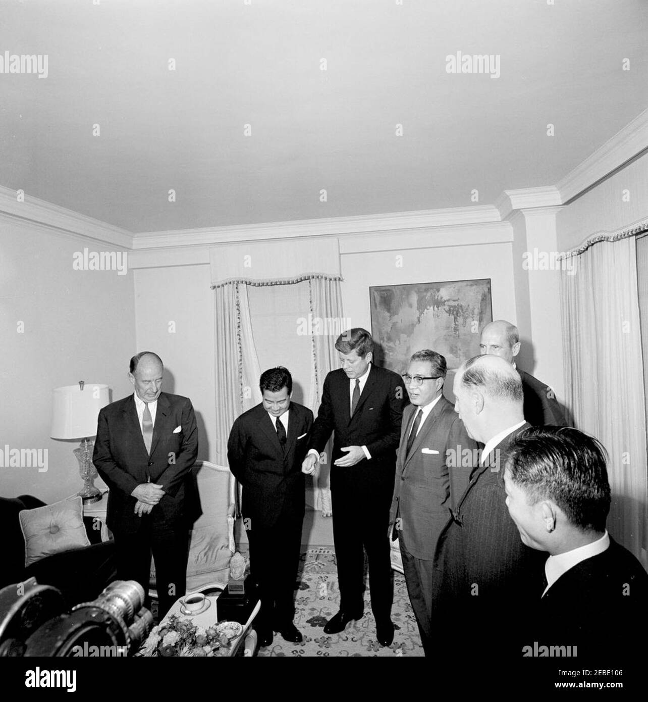 Viaggio a New York: Incontro con il Principe Norodom Sihanouk di Cambogia, alle 16:00. Il presidente John F. Kennedy fa gesti verso una piccola statua presentata dal principe Norodom Sihanouk della Cambogia nella Suite del Presidente 2019s al Carlyle Hotel, New York City, New York. (L-R) Ambasciatore degli Stati Uniti presso le Nazioni Unite Adlai Stevenson; Principe Sihanouk; Presidente Kennedy; Ministro degli Affari Esteri della Cambogia Nhiek Tioulong; Ambasciatore degli Stati Uniti in Cambogia William Trimble (parzialmente nascosto); John Steeves, Vice Segretario di Stato aggiunto per gli Affari dell'Estremo Oriente (di nuovo alla Camera); Ambasciatore Foto Stock