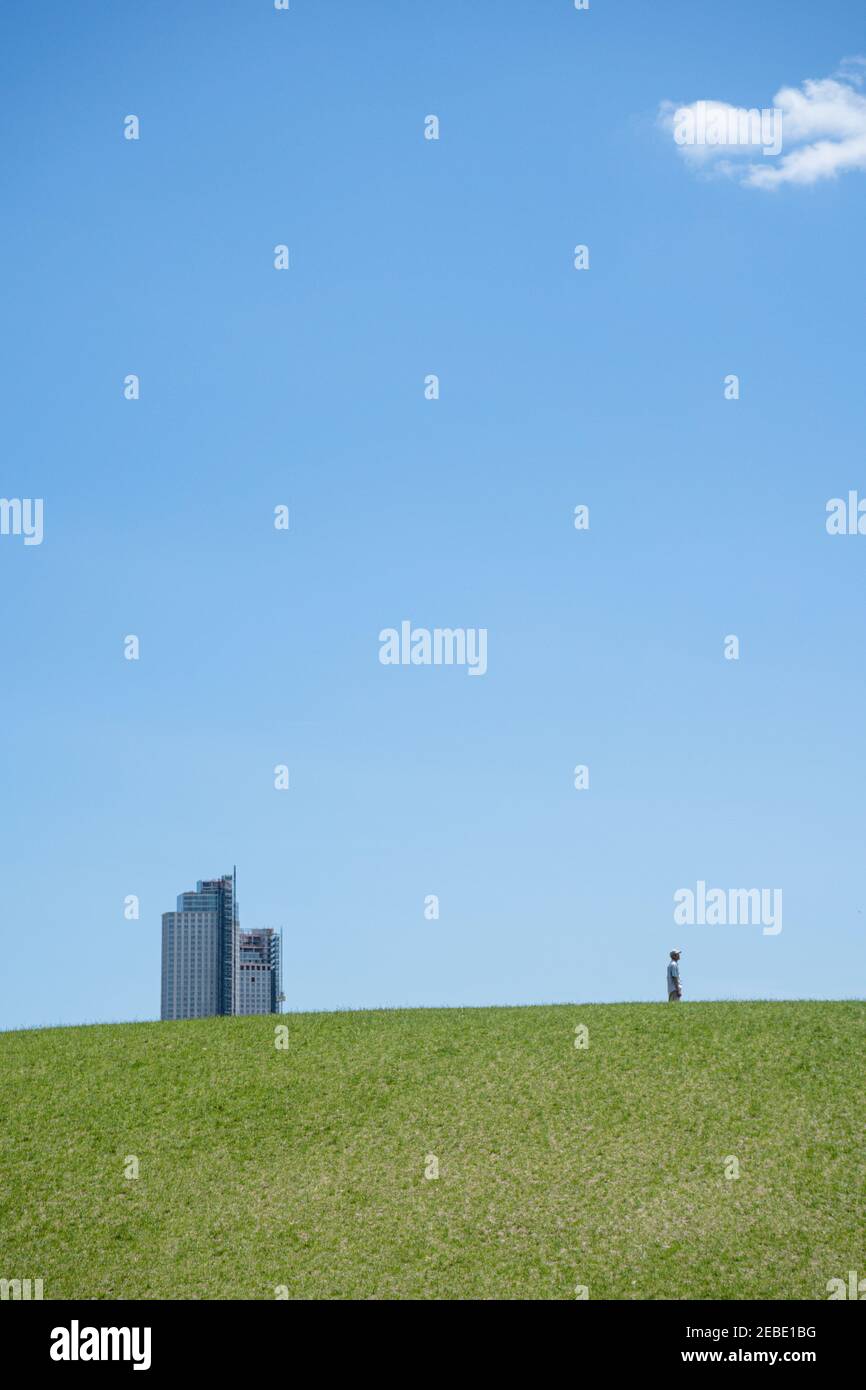 Architettura paesaggistica minimalista con cielo blu e una sola persona Foto Stock