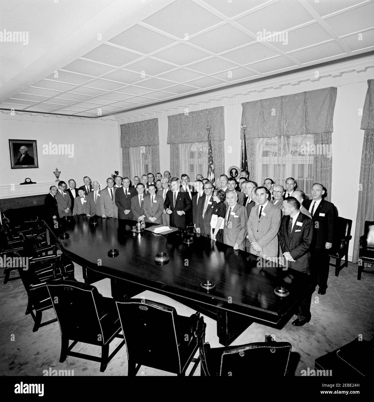 Incontro con i redattori della rivista aziendale, alle 17:25. Il presidente John F. Kennedy incontra i redattori della rivista aziendale nella Cabinet Room, White House, Washington, D.C. Foto Stock