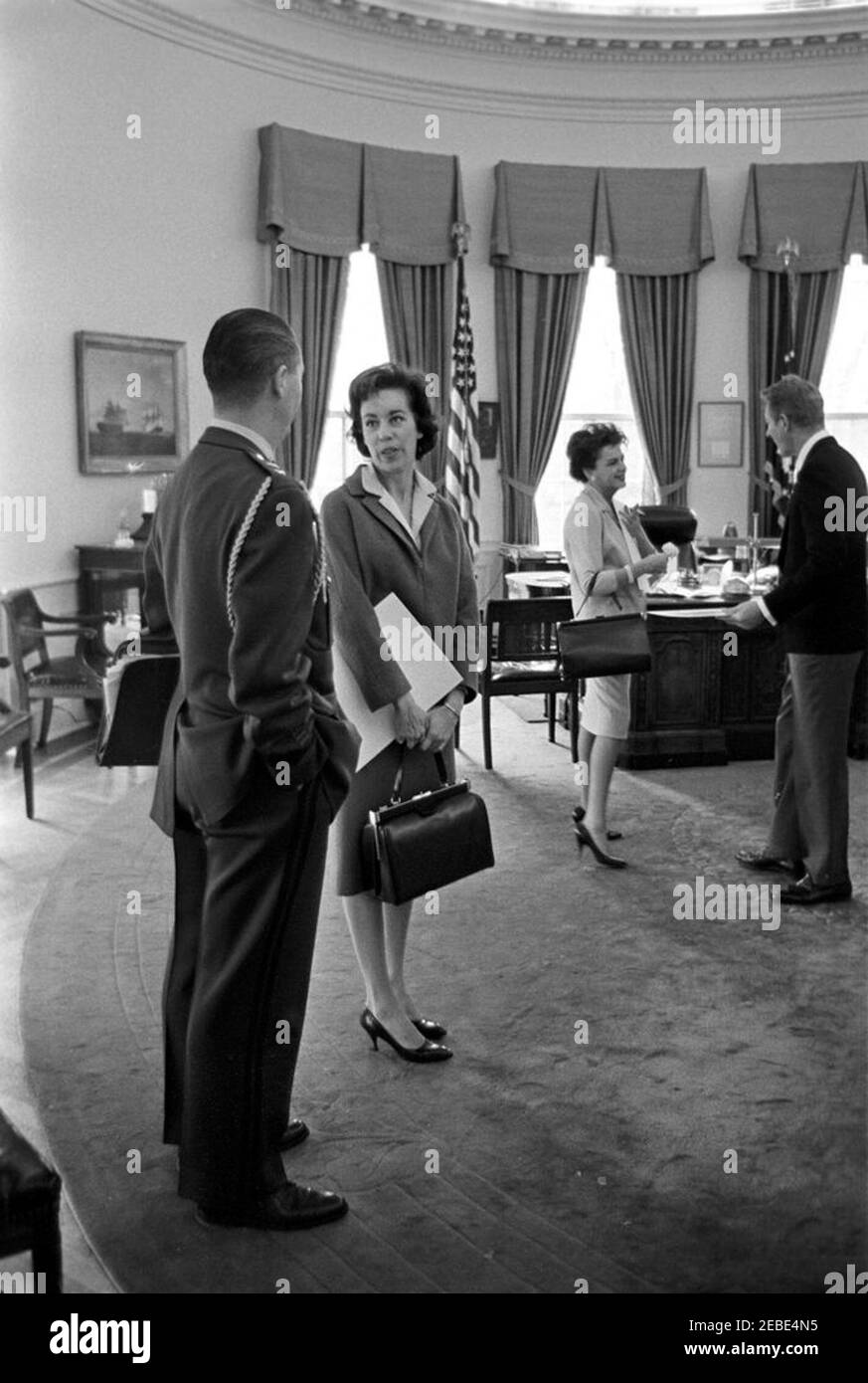 Visita di Judy Garland, Danny Kaye, Carol Burnet e Richard Adler, 12:30. Gli animatori visitano la Casa Bianca. Carol Burnet (centro a sinistra) parla con l'Aide militare al presidente, il generale Chester V. Clifton; Judy Garland e Danny Kaye (all'estrema destra) stanno in background. Ufficio ovale, Casa Bianca, Washington, D.C. Foto Stock