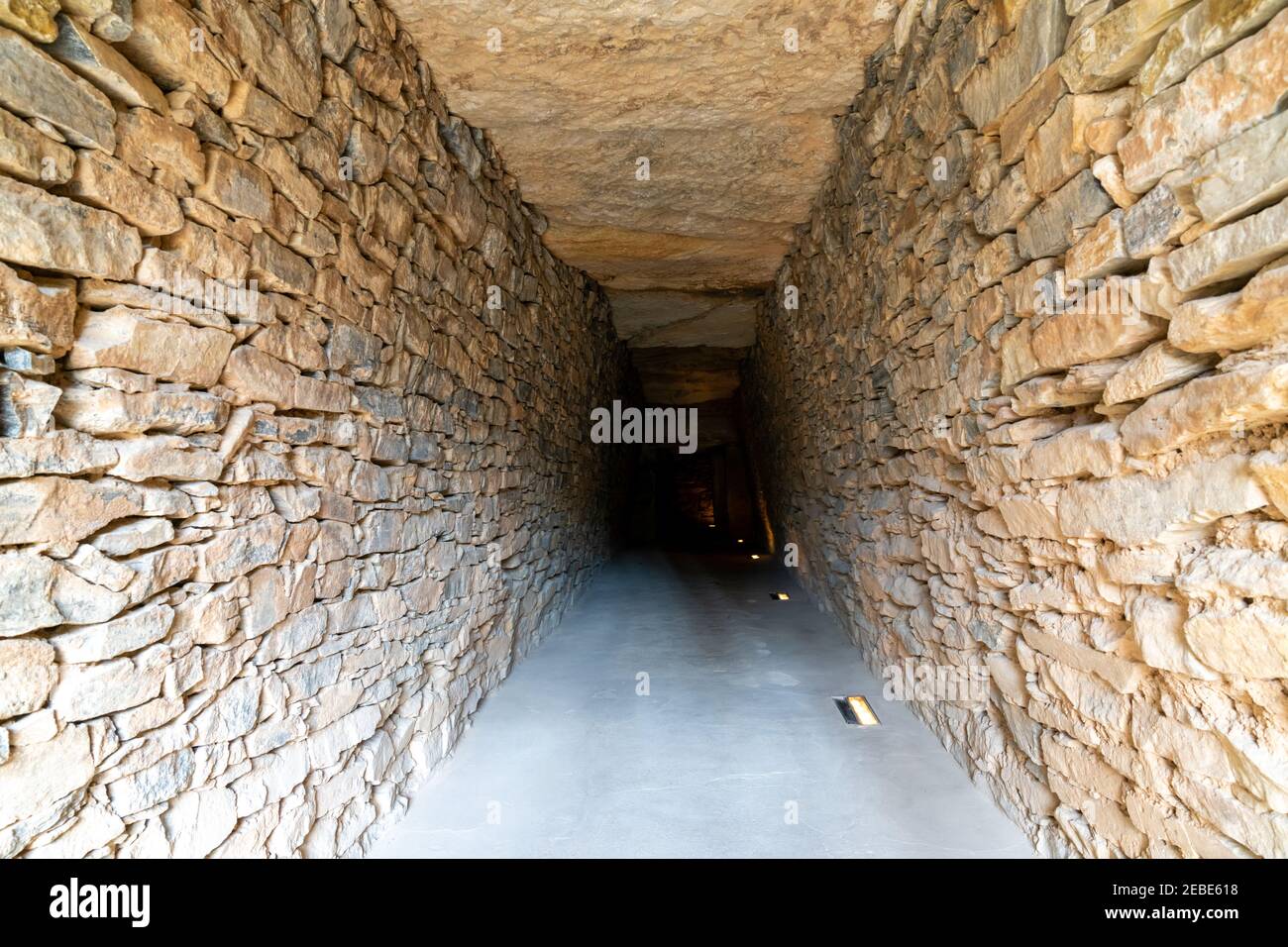 Vista sul corridoio di ingresso in pietra degli Tholos De El Romeral Dolmen in Antequera Foto Stock