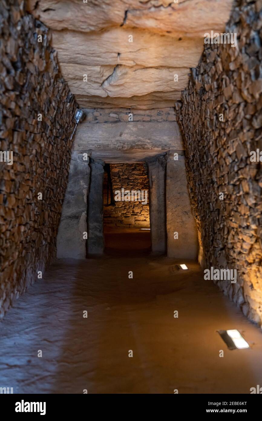 Vista sul corridoio di ingresso in pietra degli Tholos De El Romeral Dolmen in Antequera Foto Stock