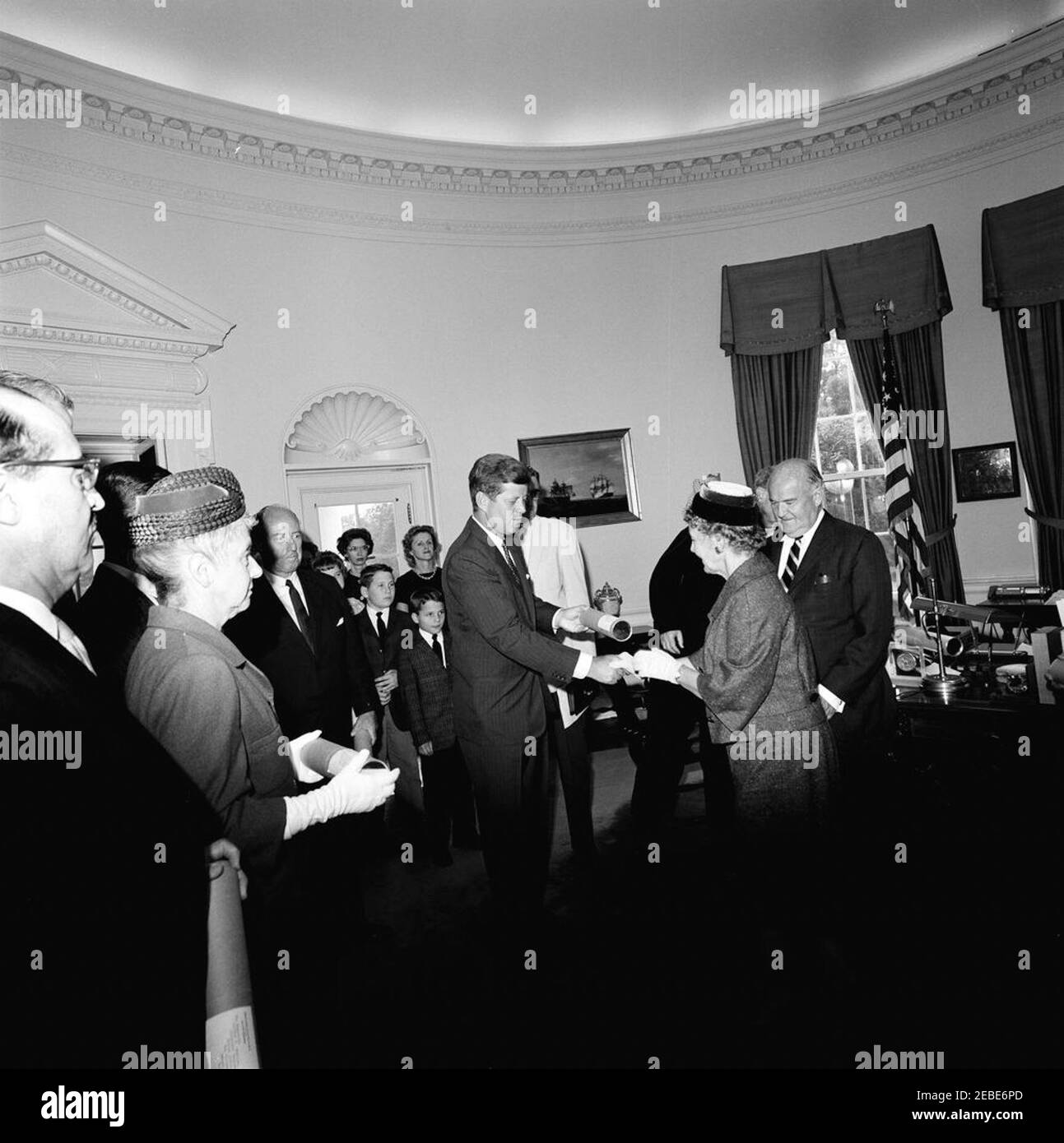 Cerimonia di giuramento, Delegazione degli Stati Uniti alle Nazioni Unite (ONU), 10:31. Il presidente John F. Kennedy presenta un punto a Gladys A. Tillett durante la cerimonia di giuramento per i rappresentanti e i supplenti della delegazione degli Stati Uniti all'Assemblea generale delle Nazioni Unite (ONU). Guardando (L-R): Clifton R. Wharton, Sr., Ambasciatore degli Stati Uniti in Norvegia; Rappresentante Marguerite Stitt Church of Illinois; Ambasciatore degli Stati Uniti presso l'ONU Adlai Stevenson; ospiti dei rappresentanti. Il presidente della delegazione degli Stati Uniti alla Conferenza di Ginevra sul disarmo, Arthur Dean, ha ragione di Gladys A. Tillett. Offerte ovali Foto Stock