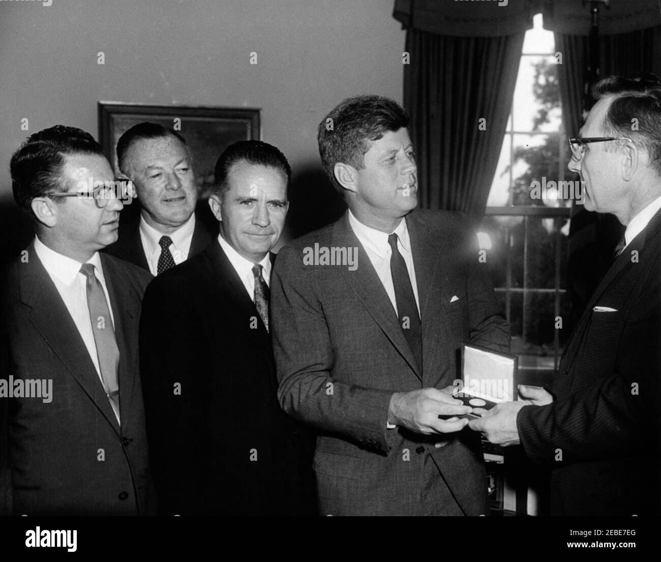 Incontro con il Comitato congiunto per la rientrata del Lincolnu0027s Inaugural, ore 12. Il presidente John F. Kennedy riceve una medaglia d'oro dal Comitato congiunto per la rievocazione di Abraham Lincolnu0027s Inauguration e dal Comitato Centenario del D.C. nell'Ufficio ovale, Casa Bianca, Washington, D.C. (L-R) Senatore Vance Hartke dell'Indiana; non identificato; Rappresentante Peter F. Mack, Jr. Dell'Illinois; Presidente Kennedy; Rappresentante Fred Schwengel dell'Iowa. Foto Stock