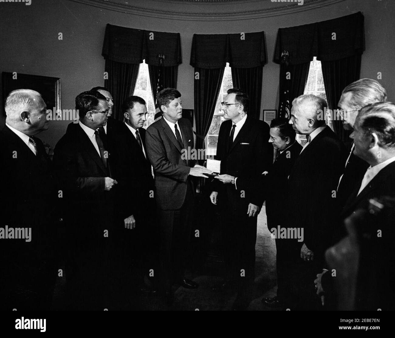 Incontro con il Comitato congiunto per la rientrata del Lincolnu0027s Inaugural, ore 12. Il presidente John F. Kennedy riceve una medaglia d'oro dal Comitato congiunto per la rievocazione dell'Inaugurazione di Lincolnu0027s e dal Comitato Centenario del D.C. nell'Ufficio ovale, Casa Bianca, Washington, D.C. (L-R) Unidentified; dal Senatore Vance Hartke dell'Indiana; non identificato (per lo più nascosto); dal Rappresentante Peter F. Mack, Jr. Dell'Illinois; dal Presidente Kennedy; Rappresentante Fred Schwengel dell'Iowa; non identificato; rappresentante William G. Bray dell'Indiana; rappresentante Winfield Denton dell'Indiana; unident Foto Stock